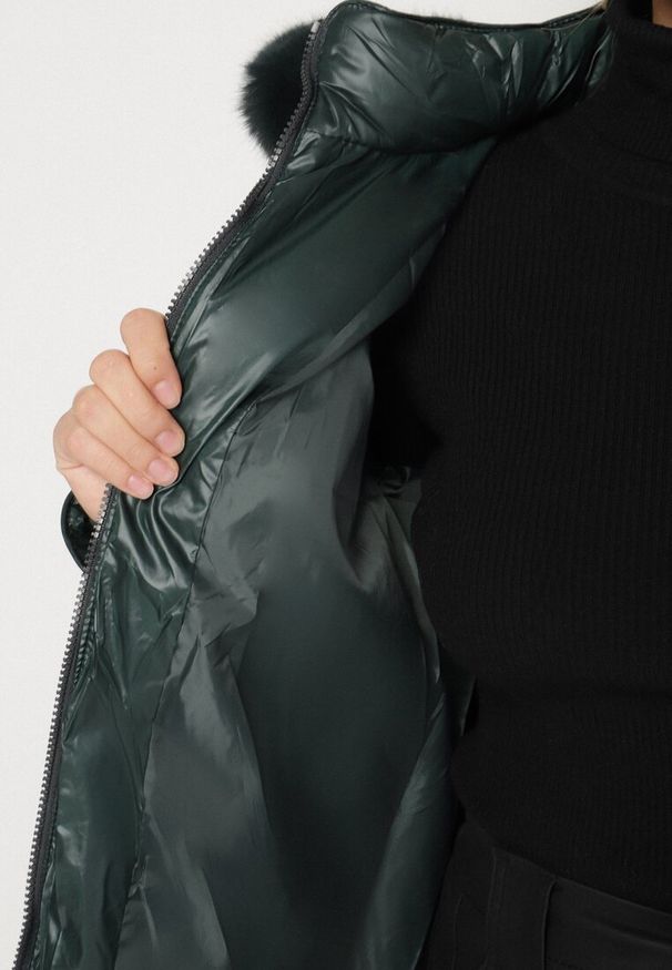 Born2be - Ciemnozielona Kurtka z Pikowanymi Przeszyciami i Kapturem z Futerkiem Vevea. Okazja: na spotkanie biznesowe, na co dzień, do pracy, na spacer. Kolekcja: plus size. Kolor: zielony. Materiał: futro. Styl: biznesowy, casual, elegancki