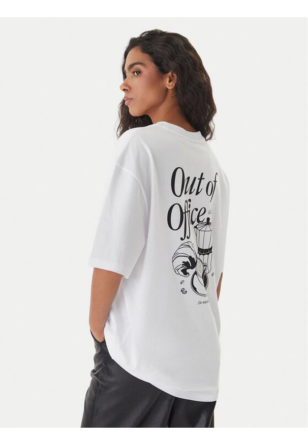 Hugo - HUGO T-Shirt 50560772 Biały Oversize. Kolor: biały. Materiał: bawełna