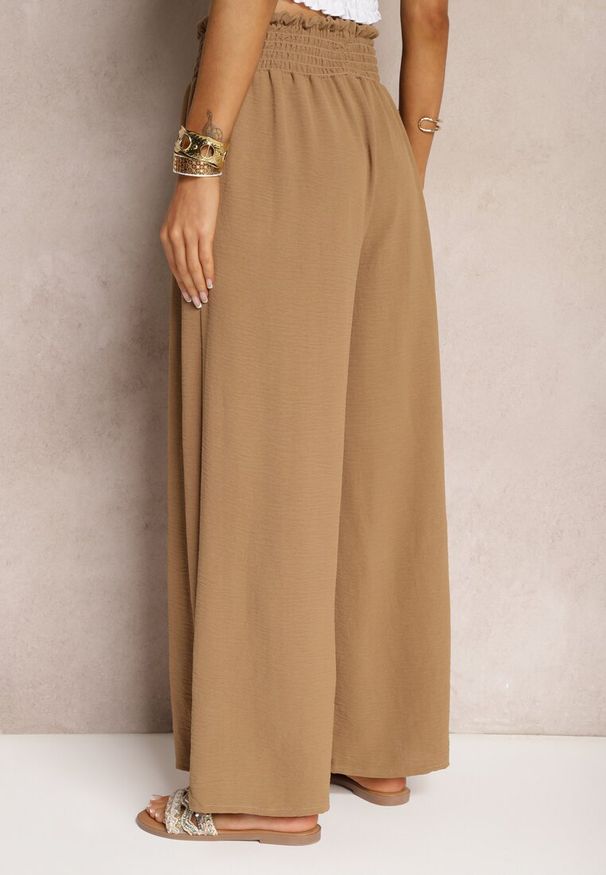 Renee - Jasnobrązowe Spodnie High Waist z Szerokimi Nogawkami i Gumką w Pasie Risabessa. Okazja: na co dzień. Stan: podwyższony. Kolor: brązowy. Styl: casual, elegancki