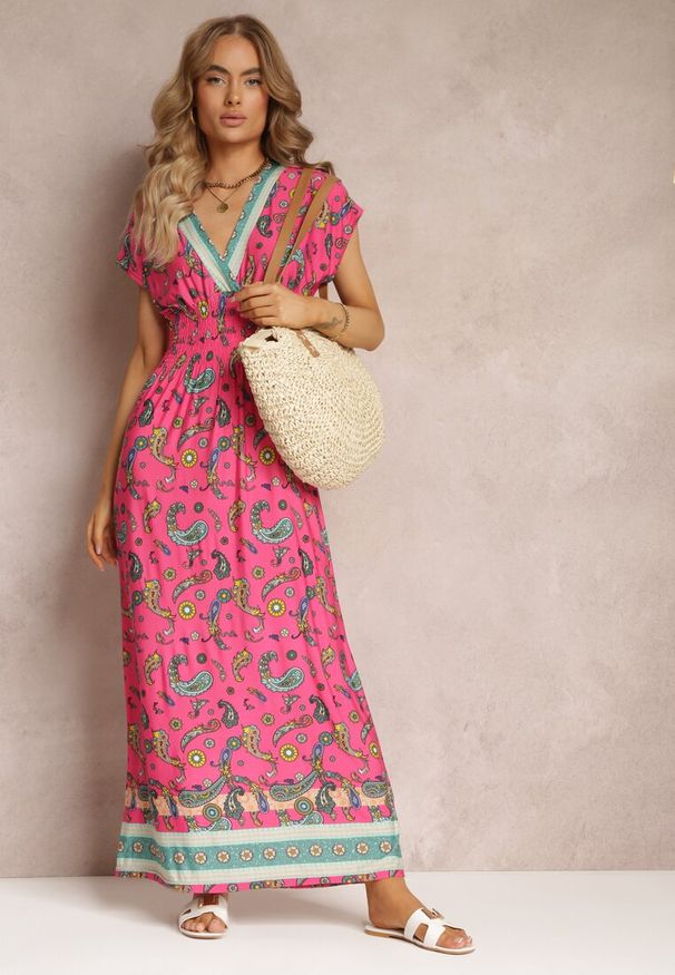 Renee - Różowa Rozkloszowana Sukienka Maxi z Printem Paisley z Gumką w Pasie Zoenia. Kolor: różowy. Wzór: nadruk, paisley. Sezon: wiosna, lato. Długość: maxi