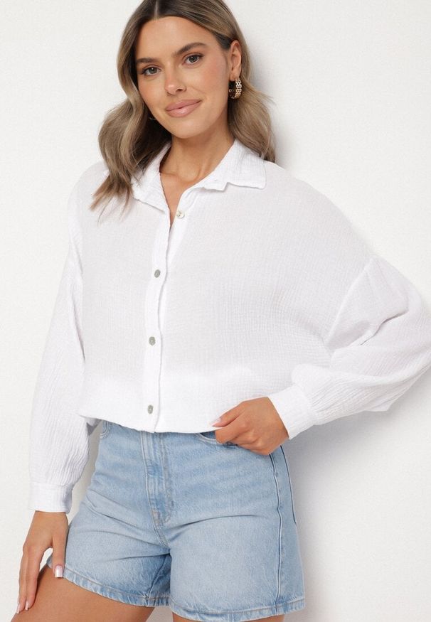 Born2be - Biała Bawełniana Koszula Muślinowa Atelora. Typ kołnierza: kołnierzyk klasyczny. Kolor: biały. Materiał: bawełna. Długość rękawa: długi rękaw. Długość: długie. Sezon: wiosna, lato. Styl: klasyczny