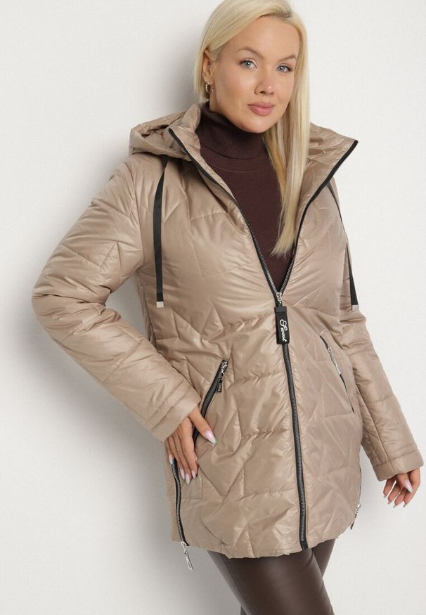 Born2be - Beżowa Pikowana Kurtka Ozdobiona Pikowaniem z Odpinanym Kapturem Falerosa. Okazja: na spacer, na co dzień. Kolekcja: plus size. Kolor: beżowy. Materiał: jeans. Wzór: aplikacja. Styl: casual