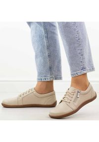 Beżowe skórzane Polskie półbuty damskie barefoot Gregors 1153. Okazja: na co dzień, na spotkanie biznesowe. Kolor: beżowy. Materiał: skóra. Szerokość cholewki: normalna. Sezon: wiosna, jesień. Styl: casual, biznesowy, klasyczny #1