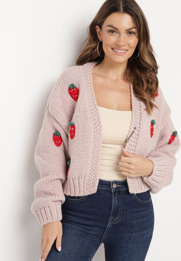 Born2be - Różowy Niezapinany Kardigan o Krótkim Kroju z Aplikacjami w Kształcie Truskawek Lorinelle. Okazja: na co dzień. Kolor: różowy. Materiał: jeans. Długość rękawa: długi rękaw. Długość: krótkie. Wzór: aplikacja. Sezon: lato. Styl: casual