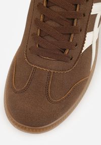 Renee - Brązowe Sneakersy w Stylu Tenisówek Ozdobione Geometrycznymi Paskami Zitora. Okazja: na co dzień. Zapięcie: pasek. Kolor: brązowy. Wzór: geometria, aplikacja #9