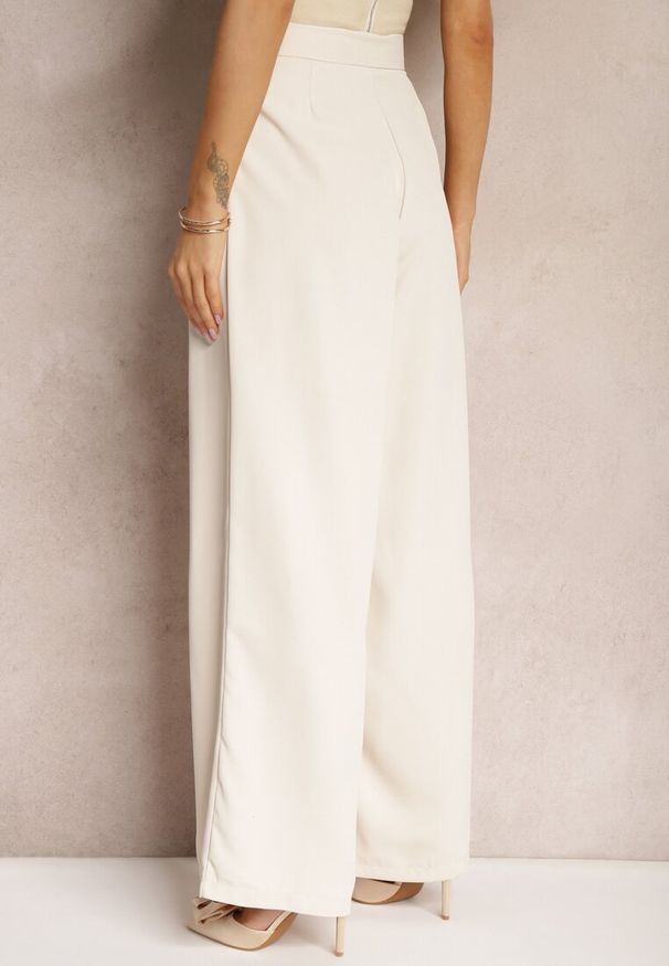 Renee - Beżowe Eleganckie Spodnie w Garniturowym Stylu High Waist Ozdobione Paskiem w Talii Wenelsea. Okazja: do pracy. Stan: podwyższony. Kolor: beżowy. Długość: długie. Wzór: aplikacja. Styl: elegancki