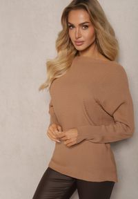 Renee - Beżowy Sweter o Klasycznym Kroju i Dekoltem w Łódkę Valorvia. Okazja: do pracy, na spotkanie biznesowe, na co dzień. Kolor: beżowy. Materiał: jeans. Styl: klasyczny #5