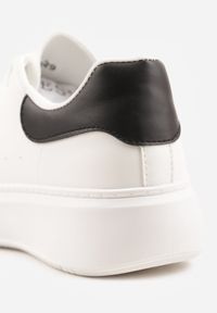 Born2be - Biało-Czarne Sznurowane Sneakersy o Klasycznym Fasonie na Grubej Podeszwie Cataria. Okazja: na co dzień, na spotkanie biznesowe. Zapięcie: sznurówki. Kolor: biały. Materiał: jeans, bawełna #5