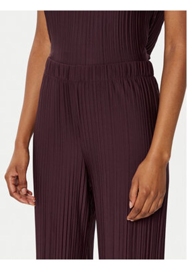Gina Tricot Spodnie materiałowe 23460 Bordowy Regular Fit. Kolor: czerwony. Materiał: syntetyk
