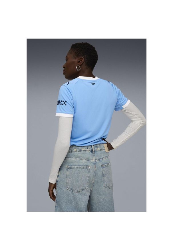 Puma - Damska koszulka domowa Manchester City 25/26 PUMA Team Light Blue White. Kolor: biały, wielokolorowy, niebieski. Wzór: aplikacja, paski