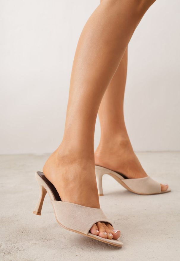 Born2be - Beżowe Klapki z Imitacji Zamszu na Szpilce z Otwartym Noskiem Irithna. Okazja: na co dzień, na ślub cywilny, na wesele. Nosek buta: otwarty. Kolor: beżowy. Materiał: zamsz. Obcas: na szpilce. Styl: casual, elegancki, klasyczny