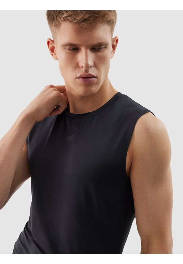 4f - Tank top treningowy regular z materiału z recyklingu męski - głęboka czerń. Kolor: czarny. Materiał: materiał. Wzór: jednolity, ze splotem, gładki. Sport: fitness