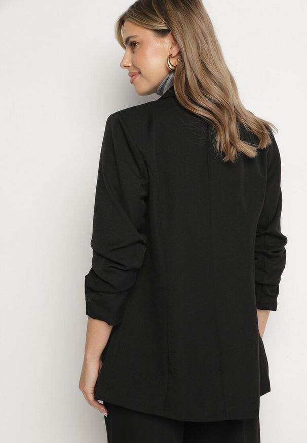 Born2be - Czarna Długa Marynarka z Rękawami 3/4 Ozdobionymi Marszczeniami Banette. Okazja: na co dzień, na spotkanie biznesowe. Kolekcja: plus size. Kolor: czarny. Materiał: jeans. Długość: długie. Wzór: aplikacja. Styl: klasyczny, biznesowy, casual