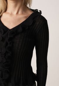 Born2be - Czarna Prążkowana Bluzka z Wiskozą Ozdobiona Falbanami Pronasia. Okazja: na co dzień. Kolor: czarny. Materiał: prążkowany, wiskoza. Wzór: aplikacja. Styl: casual, elegancki, klasyczny #8