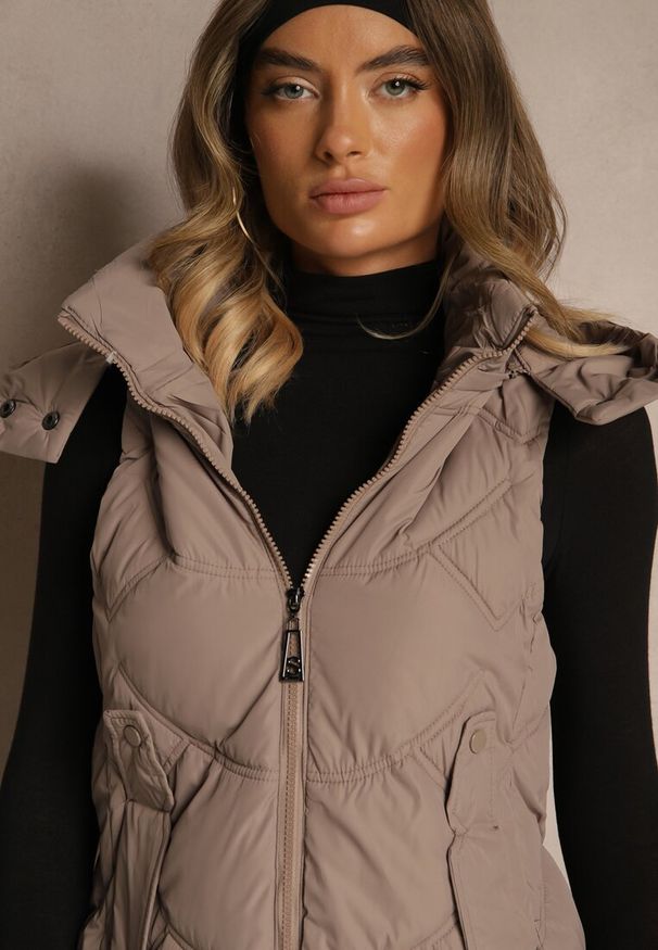 Renee - Ciemnobeżowa Pikowana Kamizelka z Odpinanym Kapturem Tulanea. Okazja: na co dzień. Kolor: beżowy. Materiał: jeans. Styl: casual