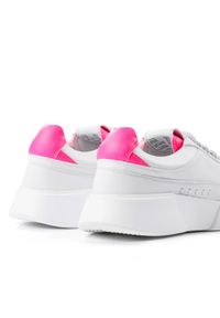 PREMIUM BASICS - Sneakersy z różową piętą Fluo. Kolor: biały. Wzór: aplikacja #2