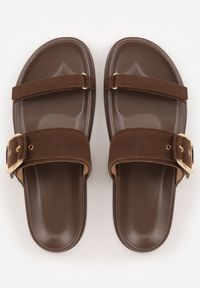 Renee - Brązowe Klapki z Imitacji Zamszu na Płaskiej Podeszwie z Dużą Sprzączką Zabrina. Okazja: na co dzień. Kolor: brązowy. Materiał: zamsz. Wzór: paski. Sezon: lato. Obcas: na płaskiej podeszwie. Styl: boho, casual #9