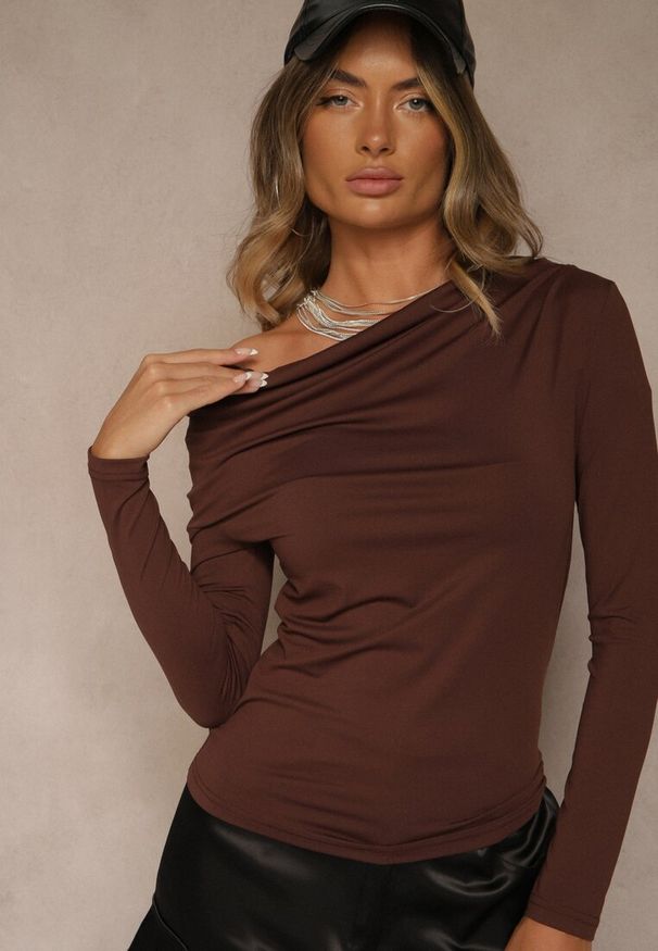 Renee - Brązowa Bluzka Longsleeve Vices z Asymetrycznym Dekoltem Fertie. Okazja: na co dzień. Kolor: brązowy. Materiał: jeans. Długość rękawa: długi rękaw. Długość: długie. Styl: casual, elegancki