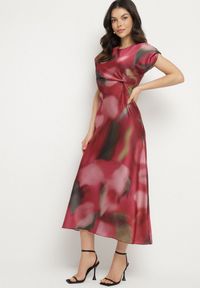 Born2be - Czerwona Rozkloszowana Sukienka w Abstrakcyjny Print z Ozdobnym Marszczeniem Tillanara. Okazja: na imprezę. Kolor: czerwony. Wzór: nadruk. Styl: elegancki, wizytowy #1