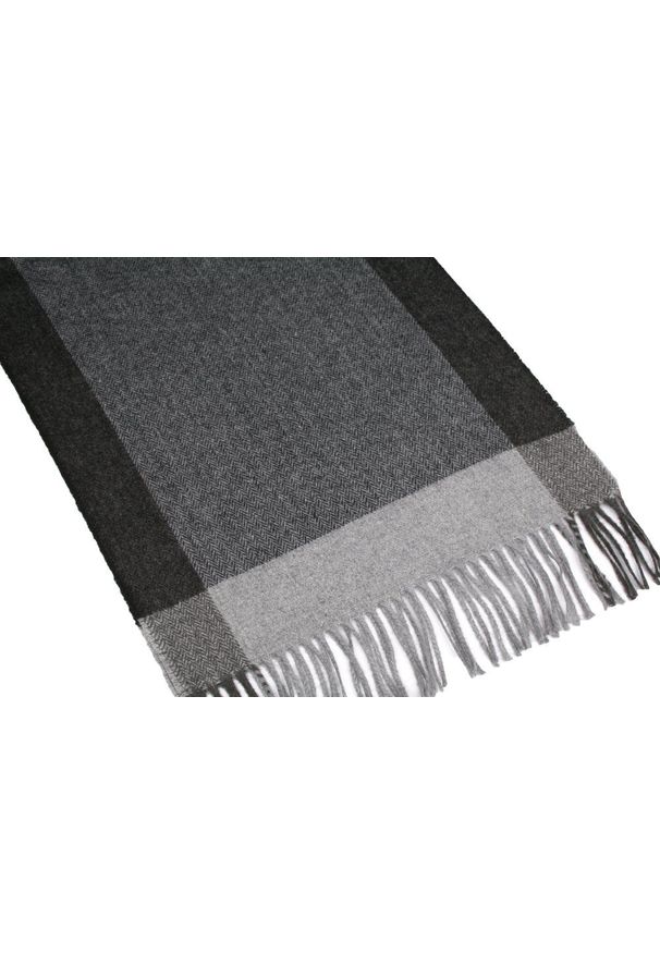 V. Fraas - Szalik Szary w Jodełkę z Frędzlami, Męski, Jesienno-Zimowy z Wełną -V. FRAAS. Kolor: szary. Materiał: wełna. Wzór: jodełka. Sezon: zima, jesień. Styl: elegancki, klasyczny