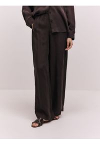 Reserved - Spodnie z cupro - ciemnobrązowy. Kolor: brązowy. Materiał: tkanina #1