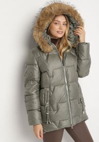Born2be - Zielona Kurtka z Pikowanymi Przeszyciami i Kapturem z Futrem Azinga. Okazja: na spacer. Typ kołnierza: golf. Kolekcja: plus size. Kolor: zielony. Materiał: futro. Styl: elegancki