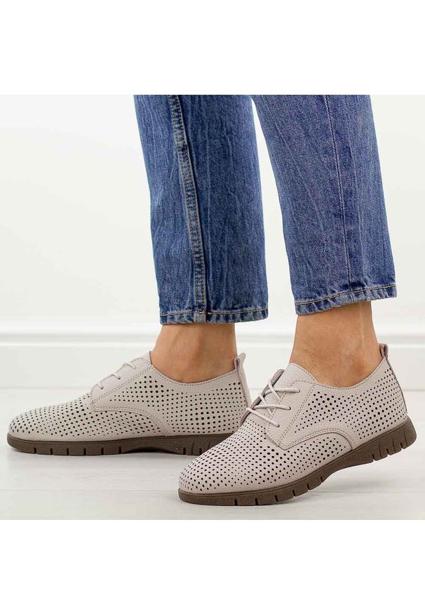 Szare ażurowane skórzane półbuty damskie Sergio Leone sp005. Okazja: na co dzień. Nosek buta: okrągły. Zapięcie: sznurówki. Kolor: szary. Szerokość cholewki: normalna. Wzór: ażurowy. Materiał: skóra. Sezon: wiosna, lato. Styl: casual, elegancki, klasyczny