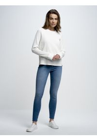 Big-Star - Bluzka damska longsleeve biała Zendaya 100. Okazja: na co dzień. Kolor: biały. Materiał: jeans, dzianina. Długość rękawa: długi rękaw. Styl: casual, elegancki