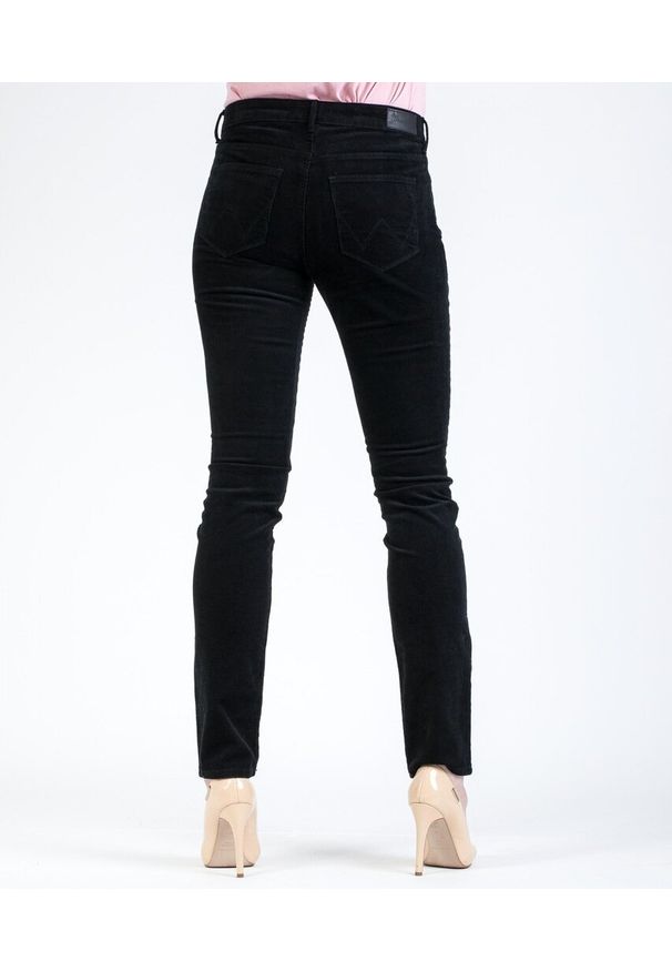 Wrangler - WRANGLER SLIM BLACK DAMSKIE SPODNIE SZTRUKSOWE SZTRUKS W28LEK100. Materiał: sztruks