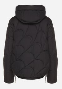 Born2be - Czarna Pikowana Kurtka o Pudełkowym Kroju z Kapturem i Ściągaczami Selizola. Okazja: na co dzień, na spacer. Typ kołnierza: kaptur. Kolor: czarny. Materiał: skóra, jeans. Styl: casual, sportowy #2