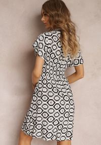 Renee - Szara Kopertowa Sukienka Mini z Gumką w Talii z Wiskozy Samata. Kolor: szary. Materiał: wiskoza. Długość rękawa: krótki rękaw. Sezon: lato, wiosna. Typ sukienki: kopertowe. Długość: mini #4