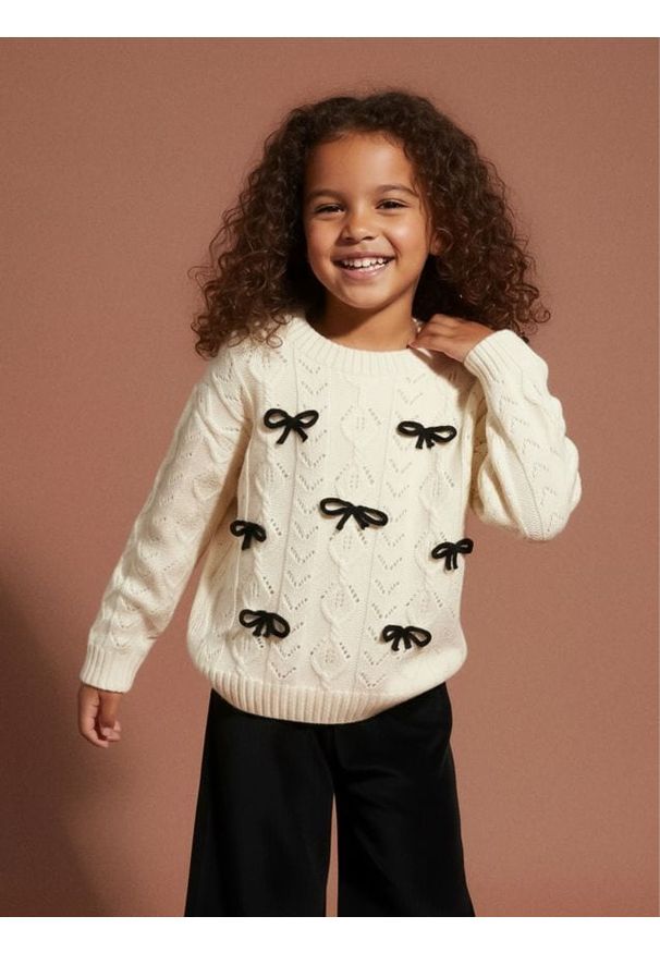Sinsay - Ażurowy sweter z ozdobnymi kokardkami - kremowy. Typ kołnierza: kokarda. Kolor: kremowy. Wzór: ażurowy