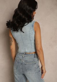 Renee - Jasnoniebieska Kamizelka Jeansowa z Bawełną Ozdobiona Imitacją Kieszeni Mailirisa. Okazja: na co dzień. Kolor: niebieski. Materiał: bawełna, jeans. Wzór: aplikacja. Styl: klasyczny, elegancki, casual #3