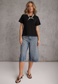 Renee - Czarny Bawełniany T-shirt Hillswor Ozdobiony Apaszką. Kolor: czarny. Materiał: bawełna. Wzór: aplikacja. Styl: elegancki #5