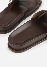 Born2be - Ciemnobrązowe Klapki na Grubej Podeszwie Ozdobione Metaliczną Klamrą Lorefer. Okazja: na co dzień. Kolor: brązowy. Wzór: aplikacja. Styl: casual, elegancki #4