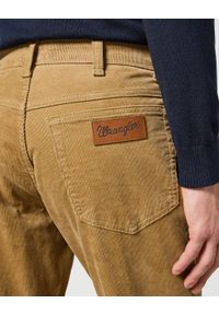 Wrangler - WRANGLER MĘSKIE SPODNIE MATERIAŁOWE TEXAS SLIM TIGERS EYE 112358039 W12S015733. Materiał: materiał #5