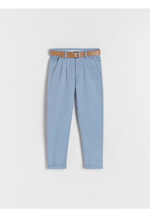 Reserved - Strukturalne spodnie chino z paskiem - niebieski. Kolor: niebieski. Materiał: bawełna, tkanina