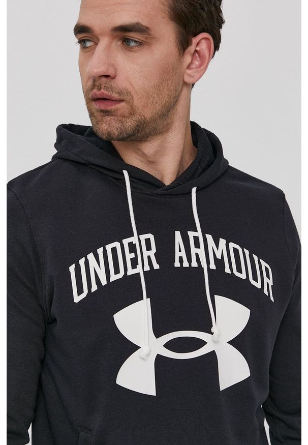 Under Armour Bluza 1361559 męska kolor czarny z kapturem z nadrukiem. Okazja: na co dzień. Typ kołnierza: kaptur. Kolor: czarny. Wzór: nadruk. Styl: casual