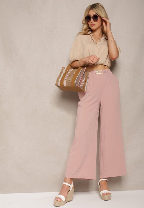 Renee - Jasnoróżowe Spodnie z Szerokimi Nogawkami w Stylu Palazzo High Waist z Gumką w Pasie z Ozdobnym Elementem Ellsiana. Okazja: na co dzień. Stan: podwyższony. Kolor: różowy. Materiał: bawełna. Styl: elegancki, casual