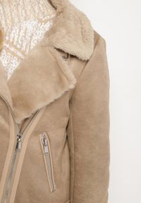 Born2be - Beżowa Kurtka Pilotka z Asymetrycznym Zapięciem i Futerkiem Simuna. Okazja: na co dzień. Kolor: beżowy. Materiał: futro. Styl: casual, elegancki #2