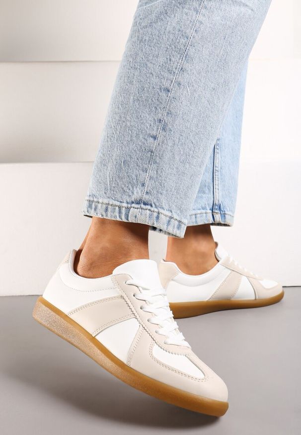 Renee - Beżowo-Białe Sneakersy Tenisówki z Ozdobnymi Przeszyciami Sumina. Nosek buta: okrągły. Kolor: beżowy. Materiał: materiał. Obcas: na obcasie. Wysokość obcasa: niski