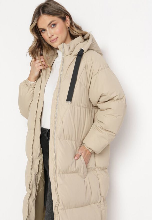 Born2be - Beżowa Długa Kurtka Pikowana Płaszcz na Zamek z Kapturem Lesea. Okazja: na co dzień. Typ kołnierza: kaptur. Kolor: beżowy. Materiał: dzianina, jeans. Długość: długie. Styl: casual, elegancki