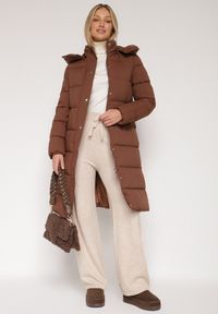 Born2be - Brązowa Pikowana Kurtka z Odpinanym Kapturem Ozdobiona Suwakami Zairens. Okazja: na spacer, na co dzień. Kolor: brązowy. Materiał: dzianina, jeans. Wzór: aplikacja. Styl: casual #4