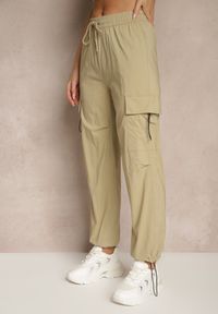Renee - Jasnobeżowe Spodnie z Bawełną Typu Cargo High Waist Puvoria. Okazja: na co dzień, na spacer. Stan: podwyższony. Kolor: beżowy. Materiał: bawełna. Styl: casual #3