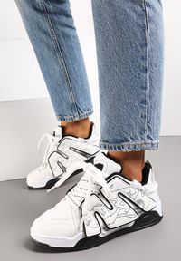 Renee - Białe Sneakersy z Podwójnym Wiązaniem i Ozdobną Naszywką Suhren. Okazja: na co dzień. Kolor: biały. Wzór: aplikacja #3