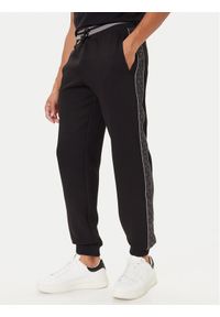 Guess Spodnie dresowe Z5BB18 KB3P2 Czarny Regular Fit. Kolor: czarny. Materiał: bawełna