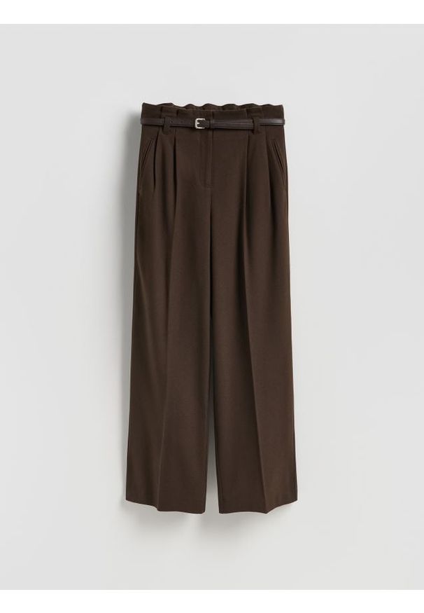Reserved - Spodnie z paskiem - ciemnobrązowy. Kolor: brązowy. Materiał: wiskoza, tkanina