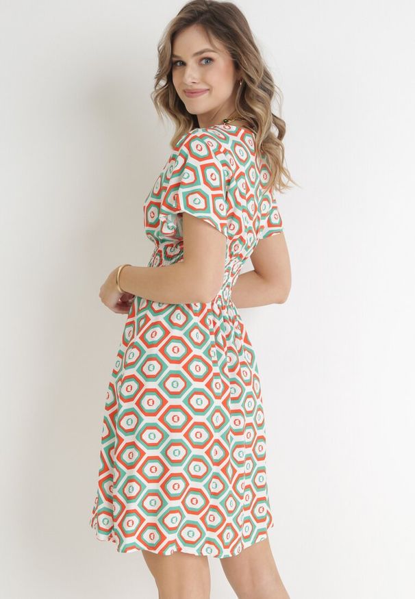 Born2be - Pomarańczowa Sukienka Mini z Wiskozy z Gumką w Pasie i Kopertowym Dekoltem Karisa. Kolor: pomarańczowy. Materiał: wiskoza. Długość rękawa: krótki rękaw. Sezon: wiosna, lato. Typ sukienki: kopertowe. Długość: mini