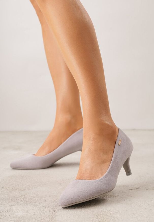 Born2be - Szare Czółenka Dephomene. Okazja: na imprezę. Zapięcie: bez zapięcia. Kolor: szary. Wzór: jednolity. Obcas: na obcasie. Wysokość obcasa: niski