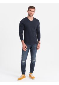 Ombre Clothing - Męski longsleeve bez nadruku z dekoltem w serek - granatowy V5 - Rozmiar: XL. Okazja: na co dzień. Typ kołnierza: dekolt w serek. Kolor: niebieski. Materiał: materiał, bawełna. Długość rękawa: długi rękaw. Długość: długie. Wzór: gładki, jednolity. Styl: klasyczny, casual, elegancki #6